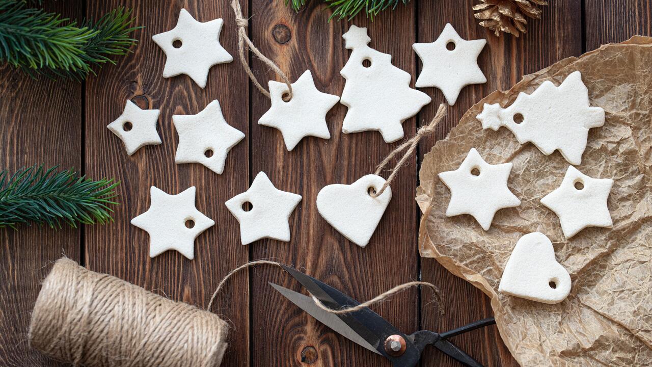 Bemalte Salzteig-Anhänger als festlicher Schmuck am Weihnachtsbaum
