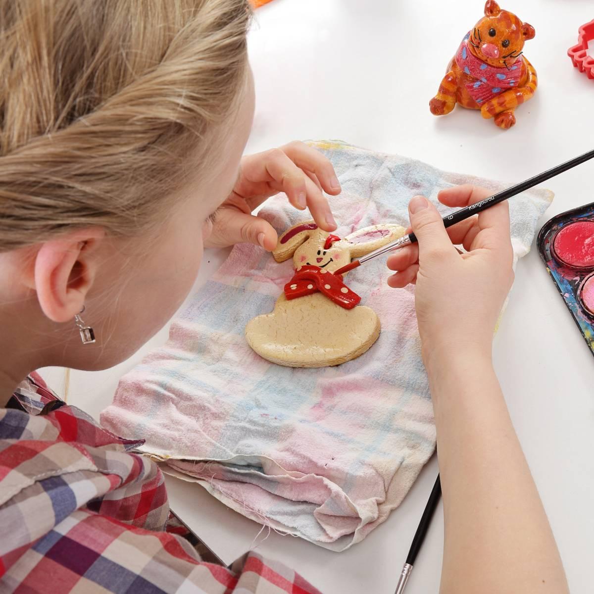 Fröhliche bunte Salzteig-Figuren als Geschenk für Kinder