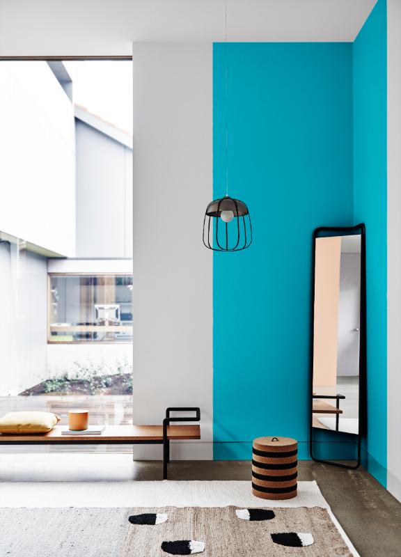 Deckenhoher Farbrand moderne Wand