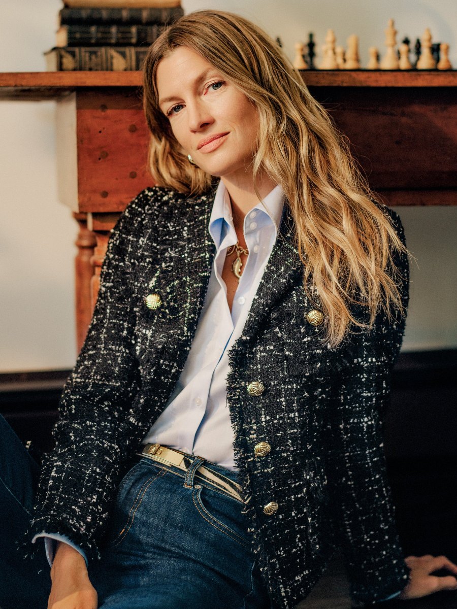 Schwarze Bouclé-Jacke mit weißer Bluse und dunkler Jeans
