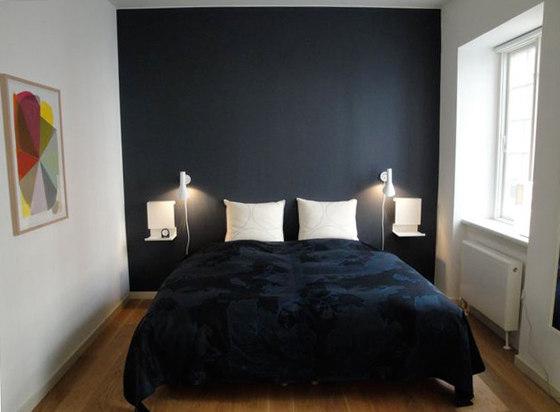 Akzentwand hinter Bett im Schlafzimmer