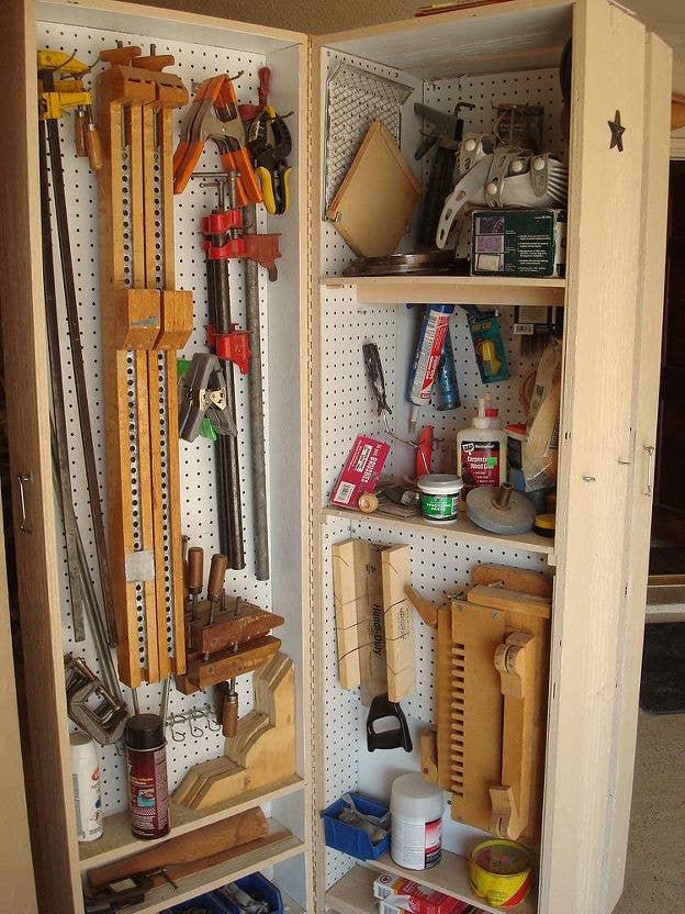 Alter Schrank als Werkzeuglager