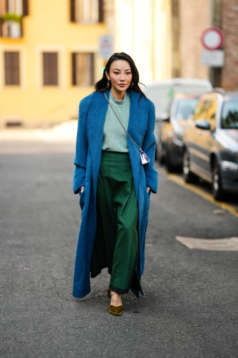 Modisches Outfit mit abgestuften Blau-, Petrol- und Grüntönen