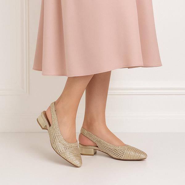 Elegante Slingback-Pumps und flache Sandalen für Hochzeitsgäste