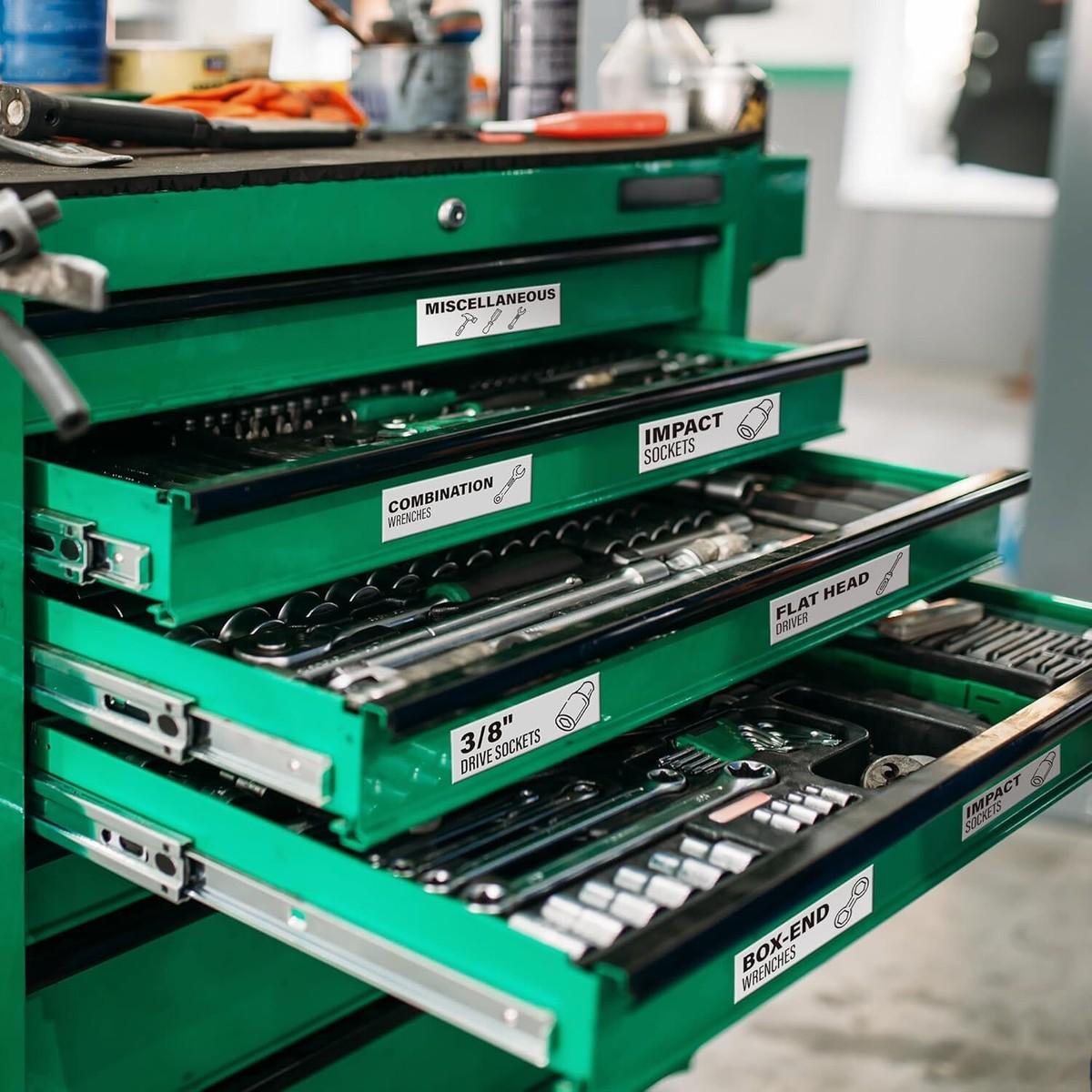 Beschriftete Werkstattschubladen