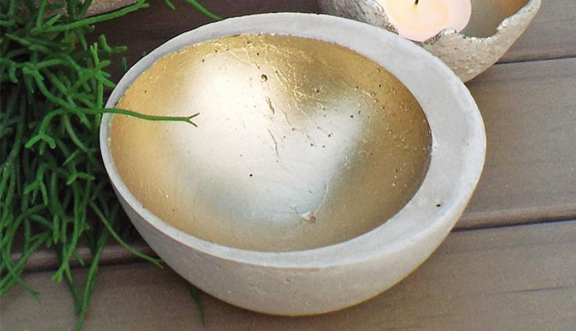 Betonschale mit Goldeffekt