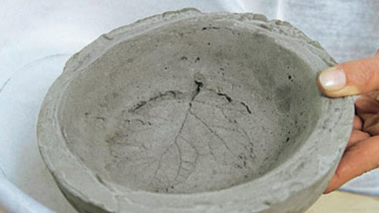 Betonschale mit Blättermuster