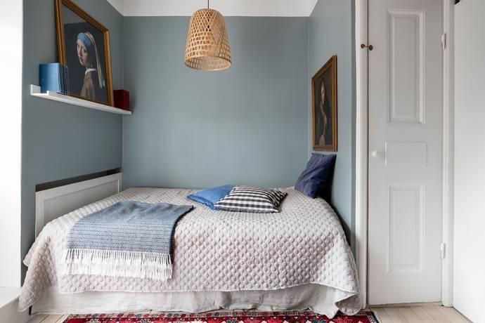 Blau gestrichenes kleines Schlafzimmer