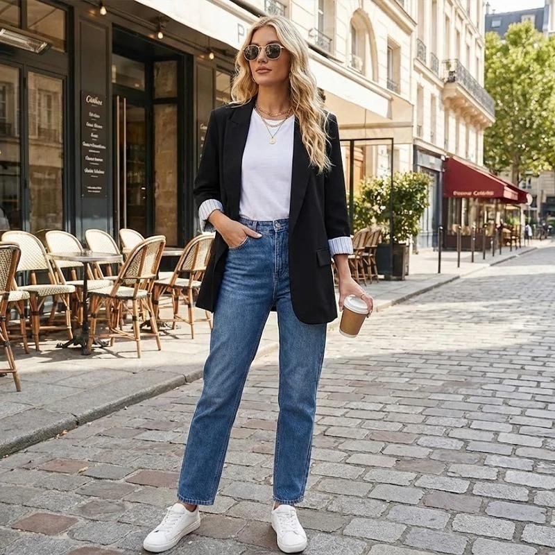 Oversize-Blazer mit weißem T-Shirt, Jeans und Sneakern