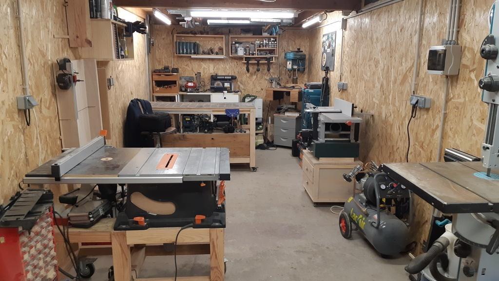 Vorbereitete Garage für Holzwerkstatt