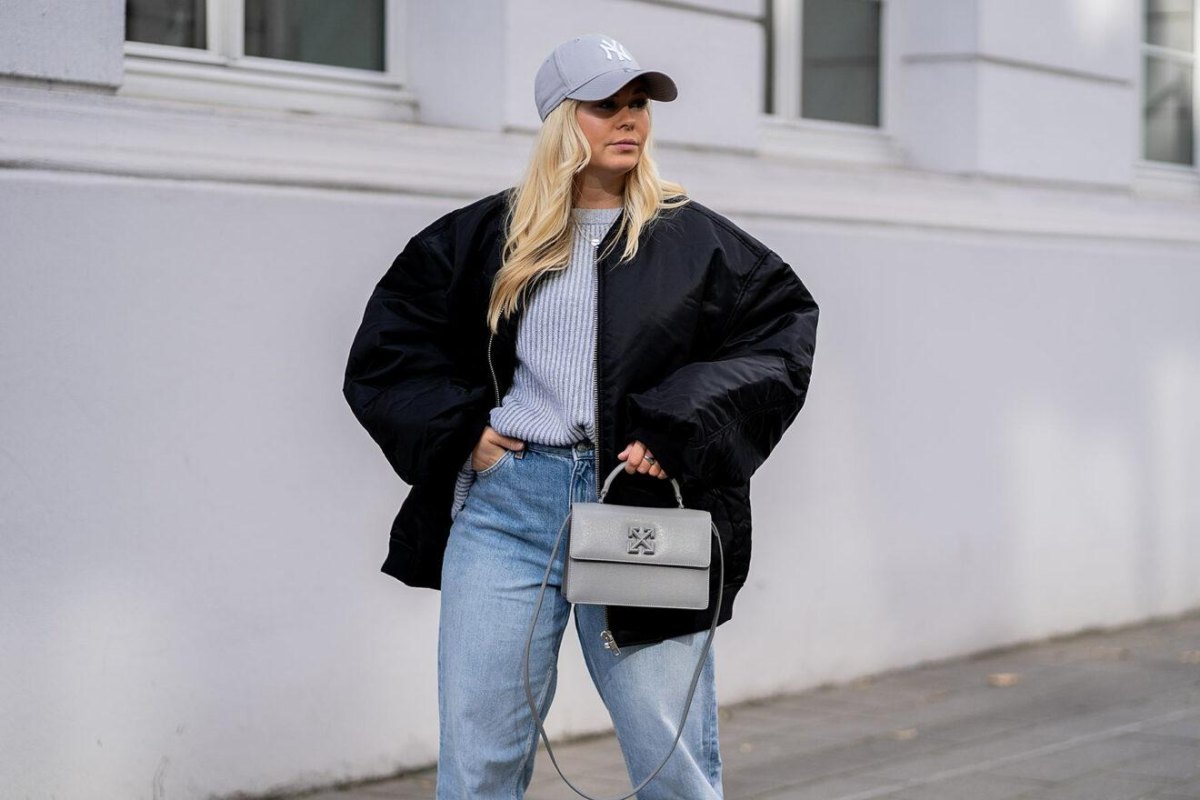 Damen Herbstlook mit Jeans und Oversize-Jacke