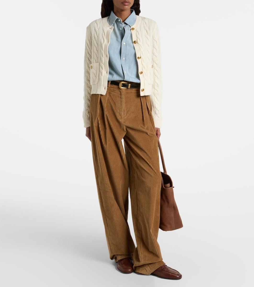Braune Cordhose mit beiger Strickjacke und weißer Bluse