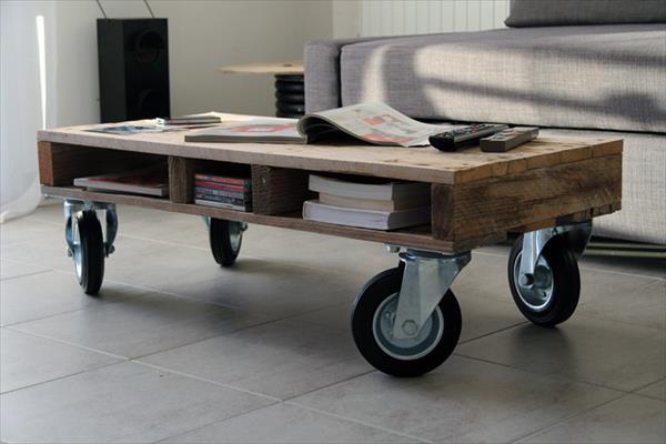 Couchtisch mit Rollen aus Holz