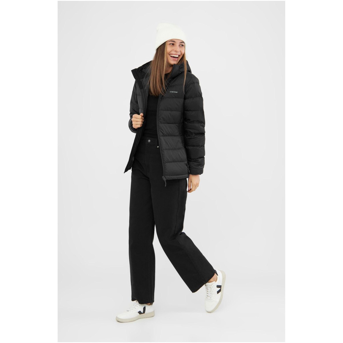 Schwarze Daunenjacke mit cremefarbener Strickmütze