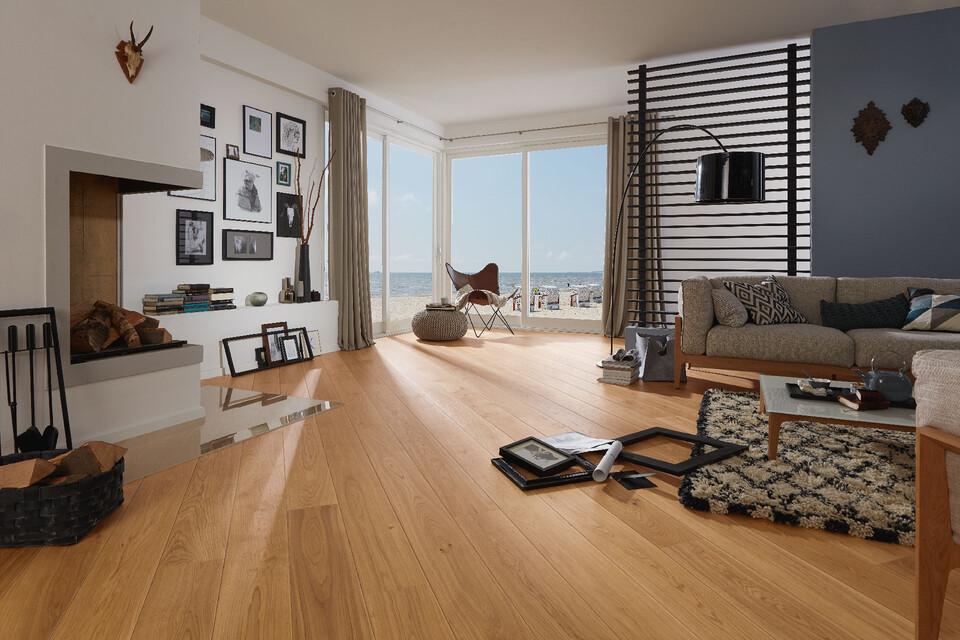 Diagonal verlegtes Parkett im Wohnraum