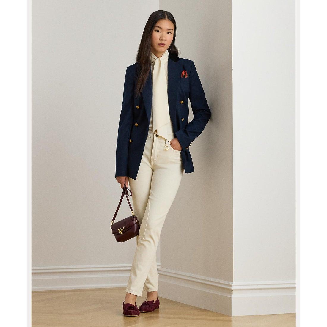 Ausgewogenes Outfit mit Marineblau, Cremeweiß und Burgunderrot
