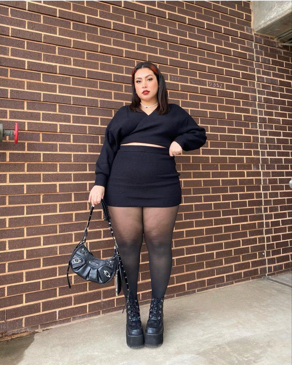 Edgy All-Black-Konzertoutfit mit Minirock, blickdichter Strumpfhose und Boots