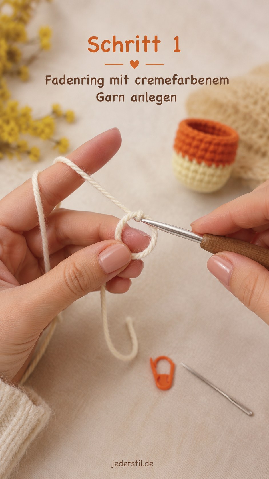 Hände legen einen Fadenring mit cremefarbenem Garn an, der erste Schritt beim Amigurumi häkeln mit Farbwechsel