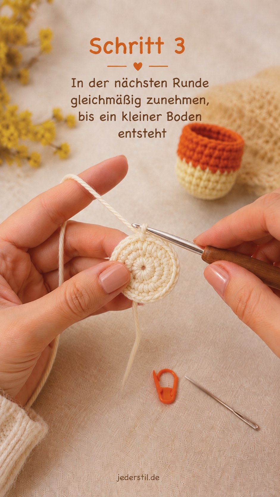 Gleichmäßiges Zunehmen in der Runde formt den kleinen Boden für das Amigurumi-Körbchen