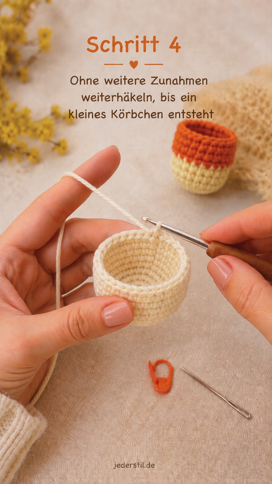 Ohne weitere Zunahmen wird in die Höhe gehäkelt, bis ein kleines cremefarbenes Körbchen entsteht