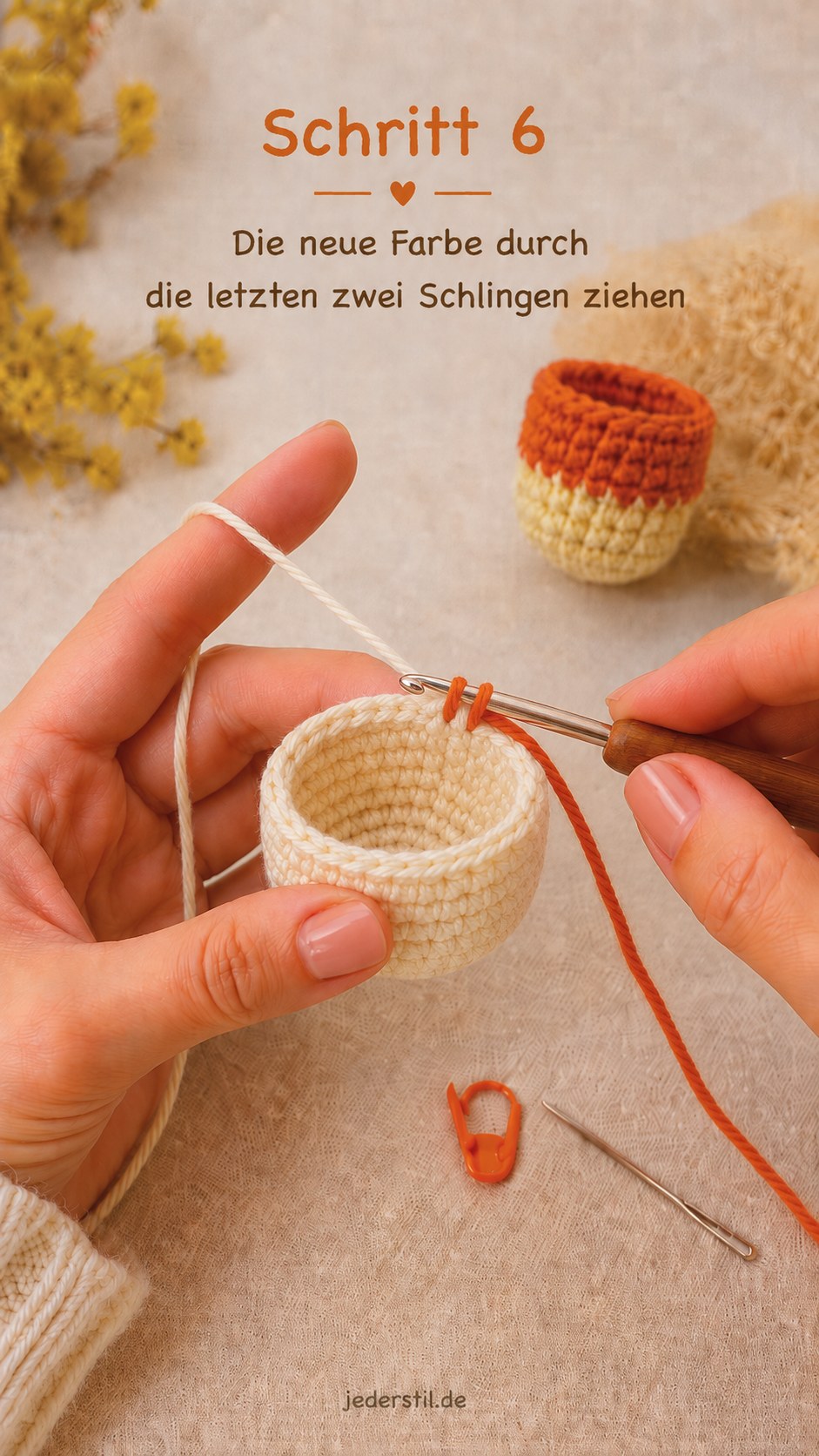 Die neue orange Farbe wird durch die letzten zwei Schlingen gezogen für einen unsichtbaren Farbwechsel beim Amigurumi