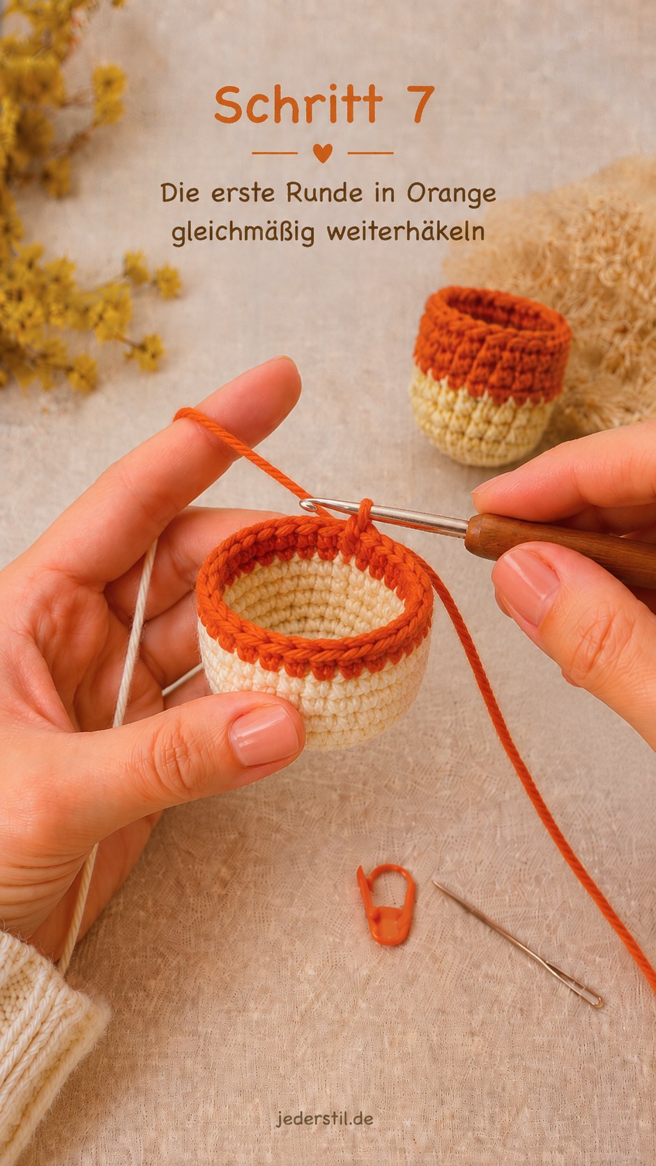 Die erste Runde in Orange wird gleichmäßig weitergehäkelt nach dem Farbwechsel am Amigurumi-Körbchen