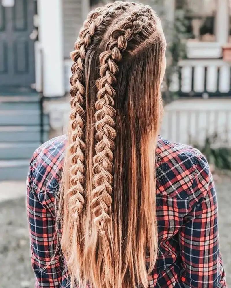 Mehrere Flechtzöpfe lange Haare