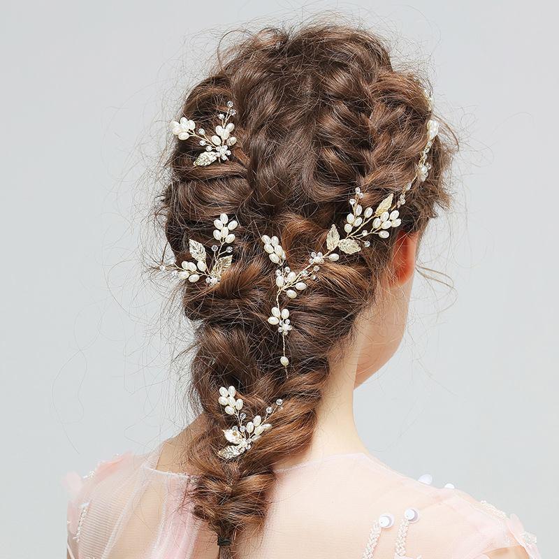 Flechtfrisur mit Haaraccessoires