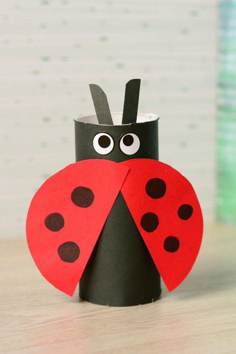 Roter Marienkäfer aus Klopapierrolle