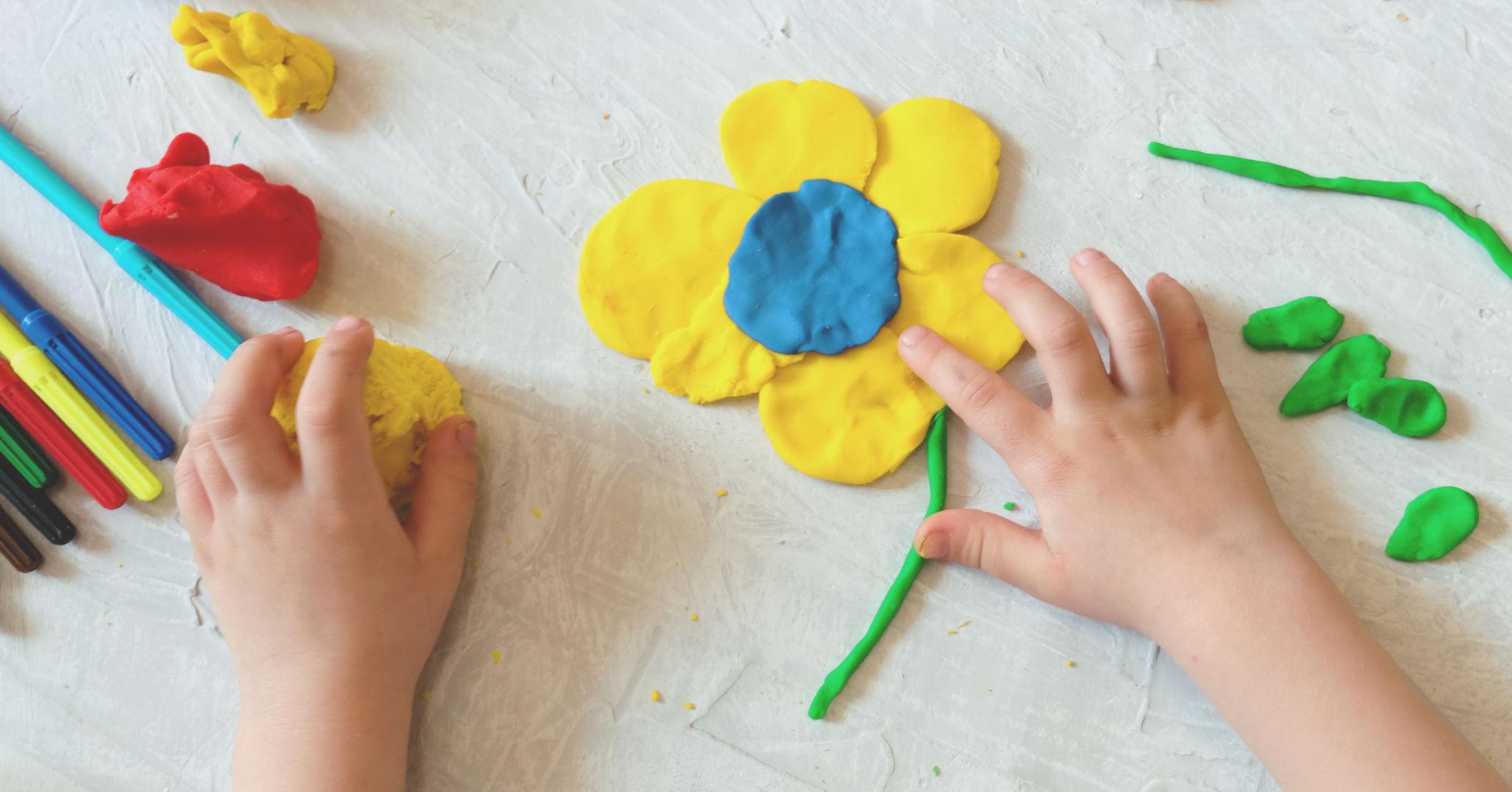 Bunte Knetblumen im Frühling