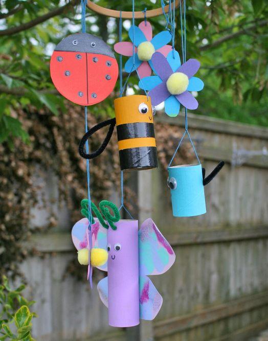 Buntes Windspiel aus Klorolle