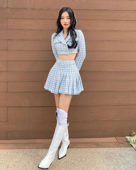 Girly Rock Outfit mit Kniestrümpfen