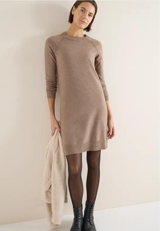 Herbstkleid mit Strumpfhose und Boots
