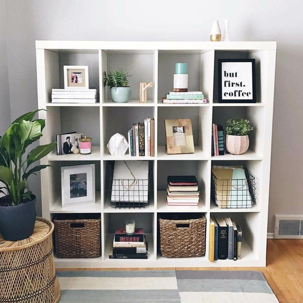 Kallax Bücherwand mit Dekoration
