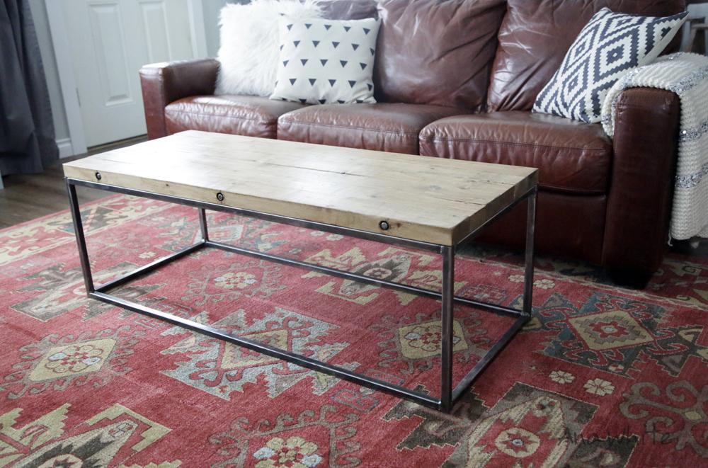 Industrieller Couchtisch mit Metallgestell