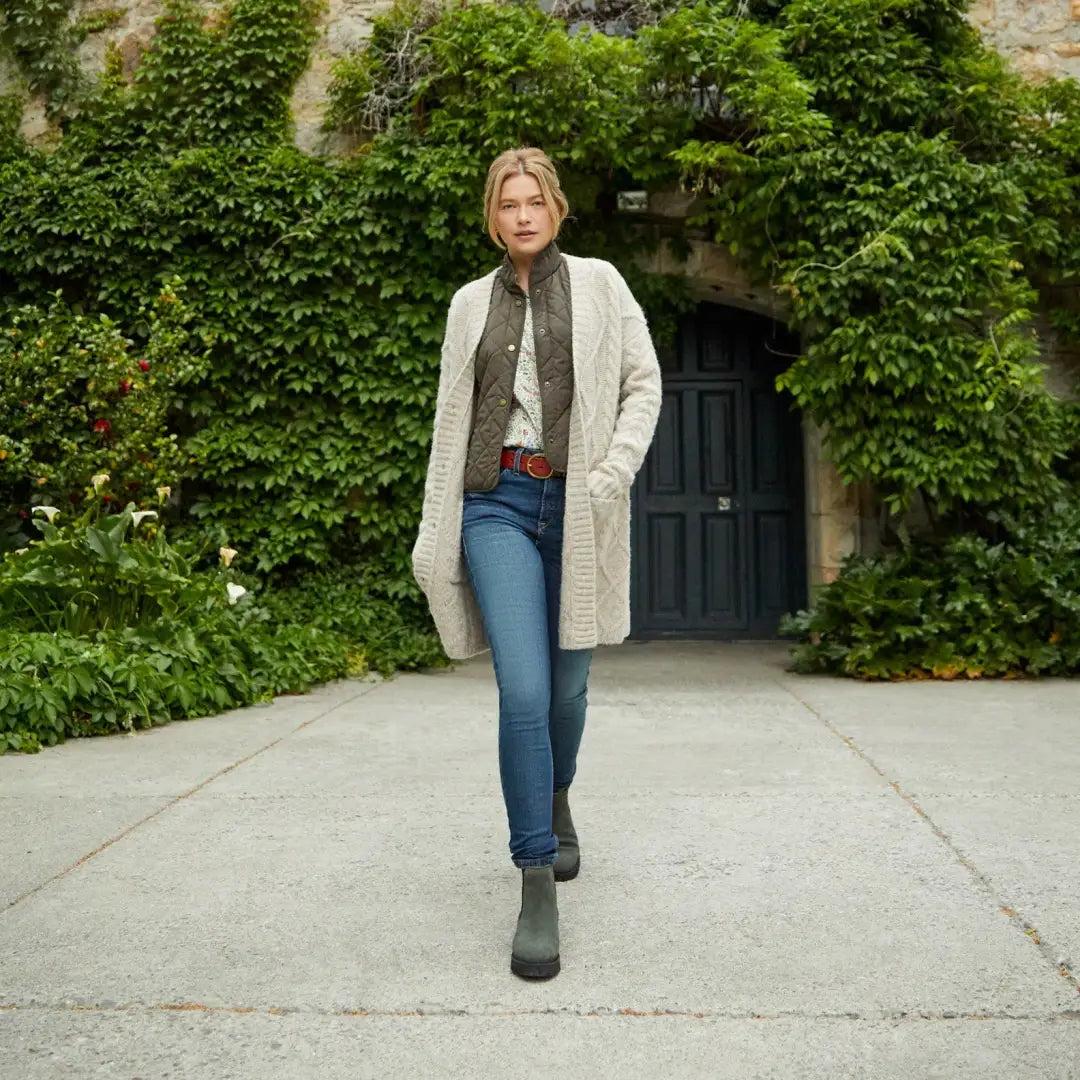 Blue Jeans mit Wollcardigan und Chelsea Boots