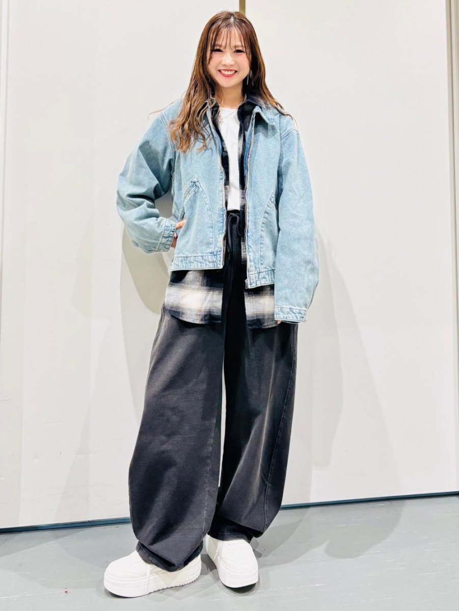 Hellblaue Jeansjacke über grauem Hoodie mit schwarzer Hose
