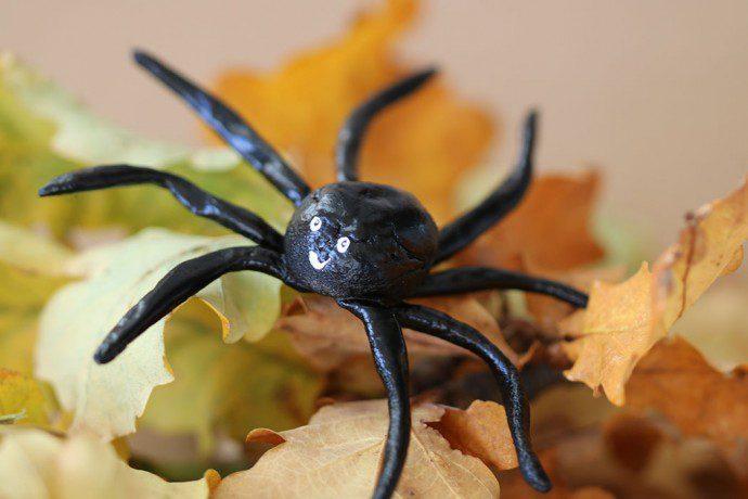 Kleine Salzteig Spinnen Halloween