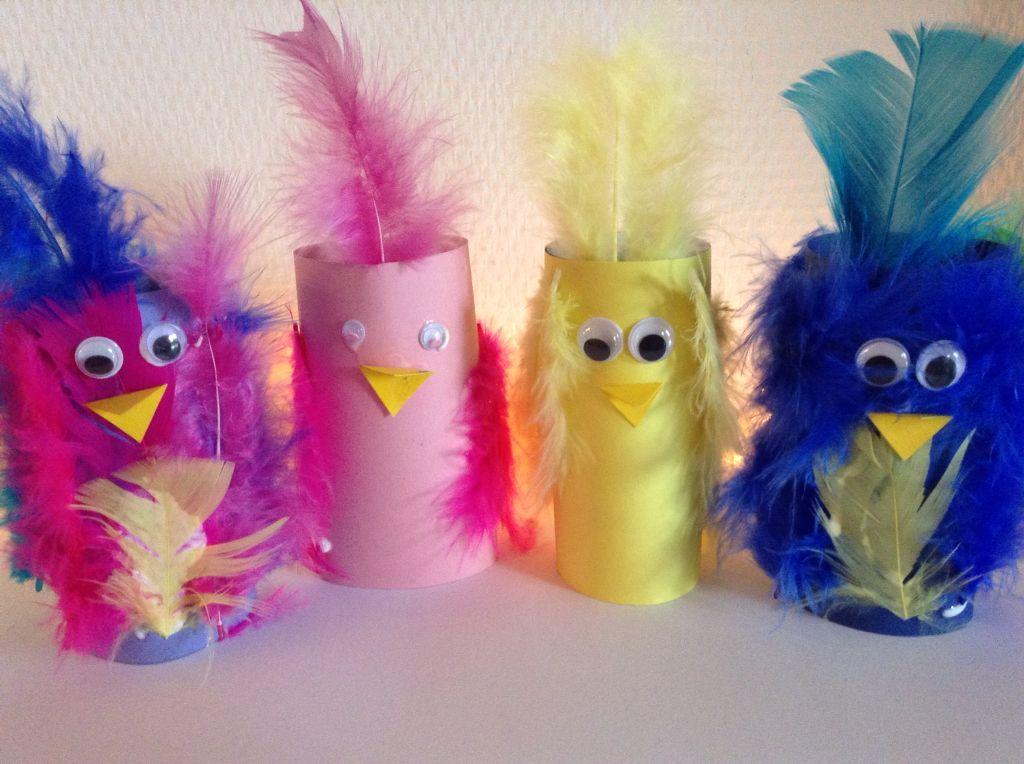 Kleiner Vogel aus Klopapierrolle