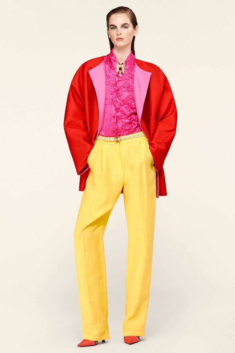 Auffälliges Color-Blocking-Outfit mit leuchtendem Rot, Pink und Gelb