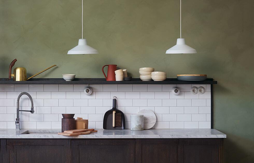 Moderne Küche mit Kreidefarben Wand