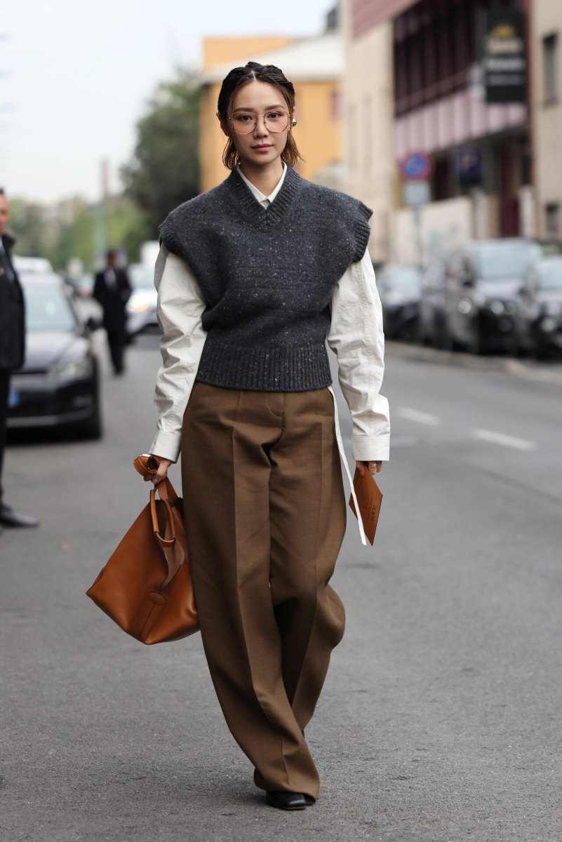 Hemd mit Strickweste und weiter Hose im Herbst