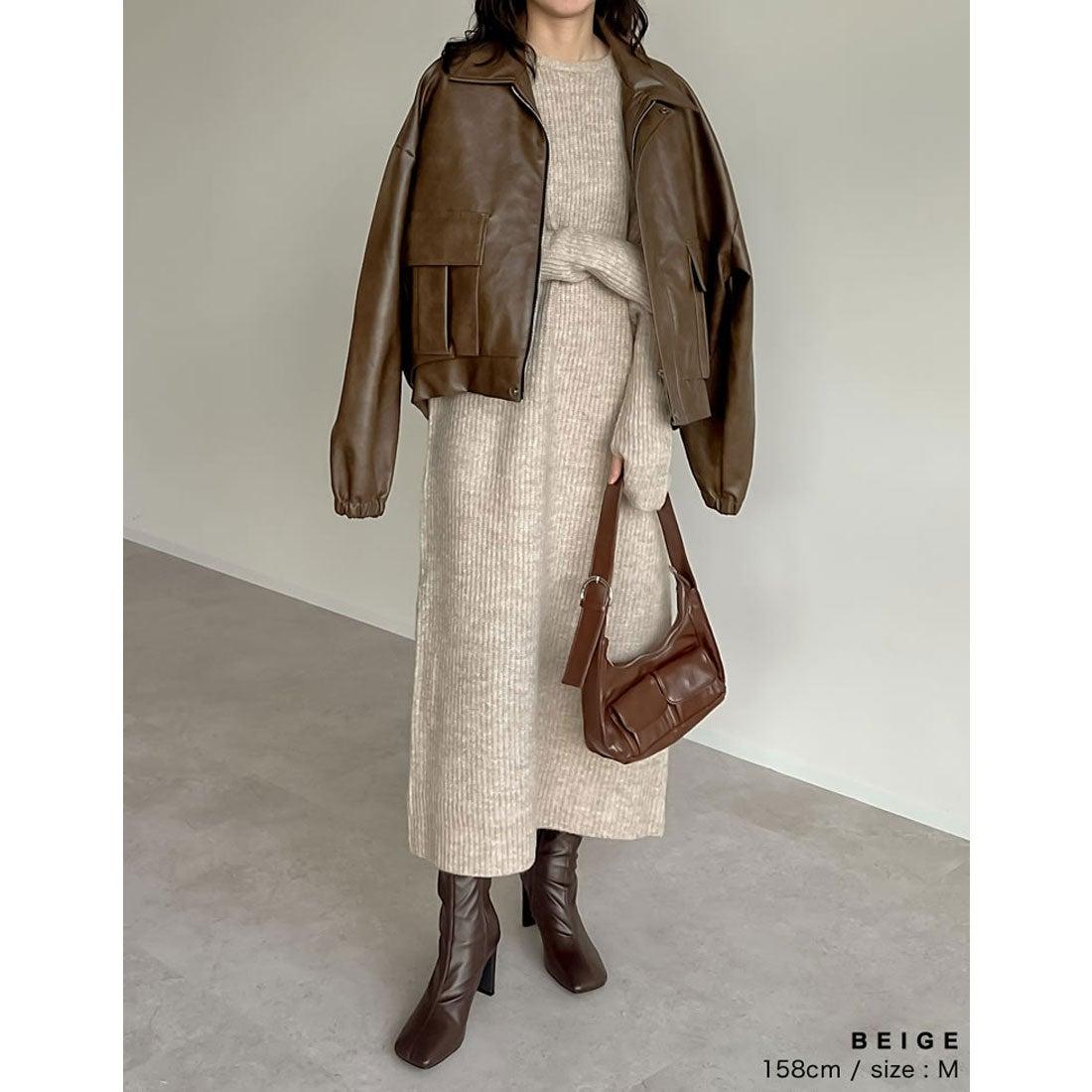 Lederjacke über Strickkleid mit schwarzen Boots