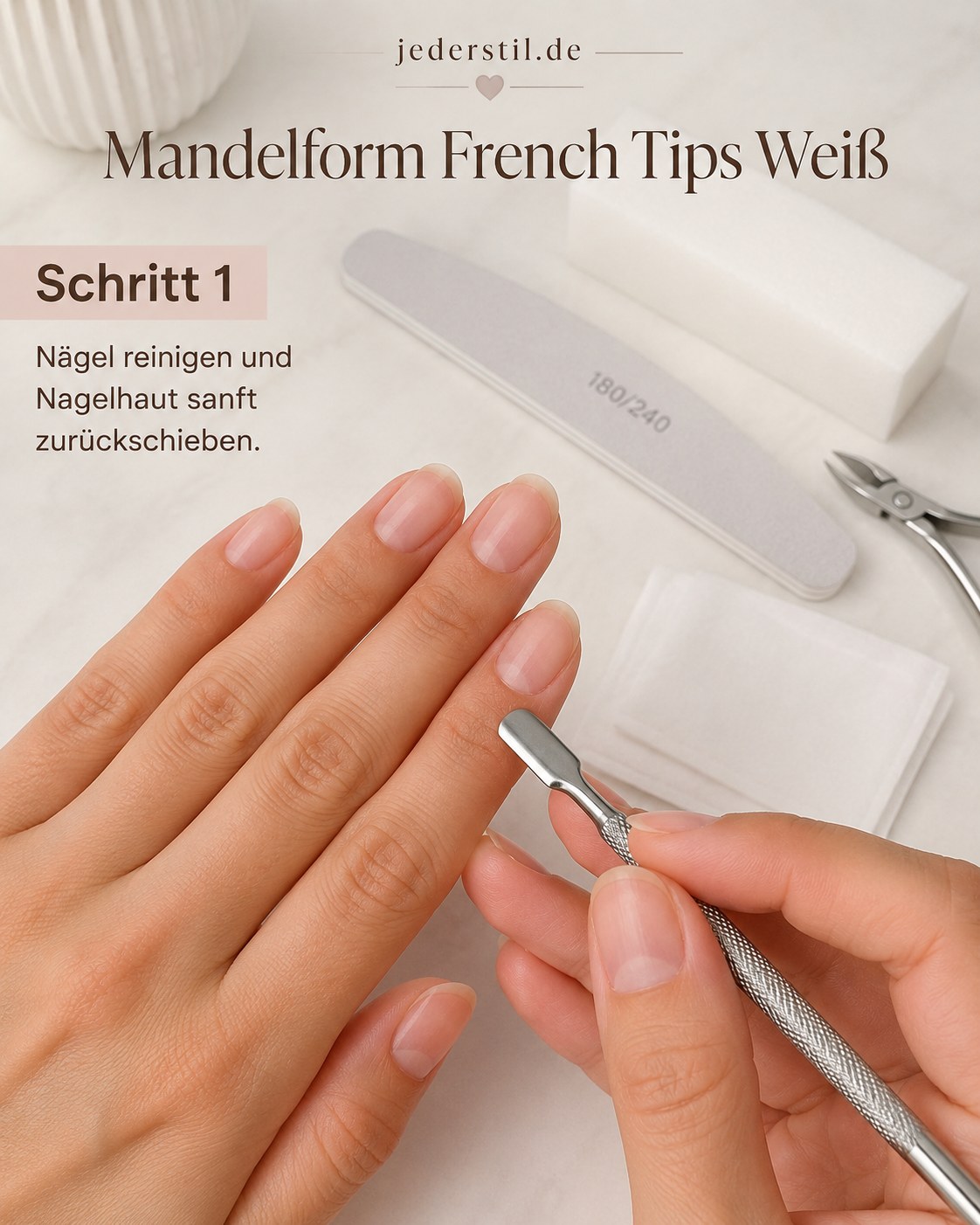 Hände werden vor Mandelform French Tips Weiß gereinigt, Nagelhaut wird sanft zurückgeschoben