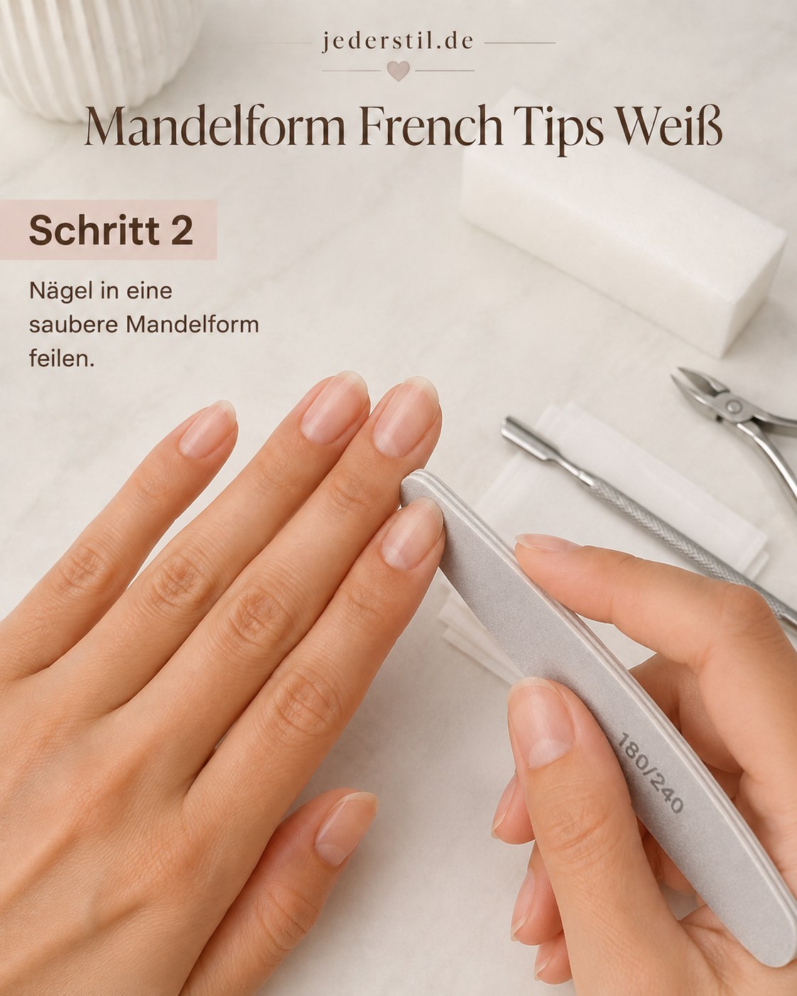 Nägel werden mit einer 180/240er Feile in eine saubere Mandelform für French Tips gefeilt