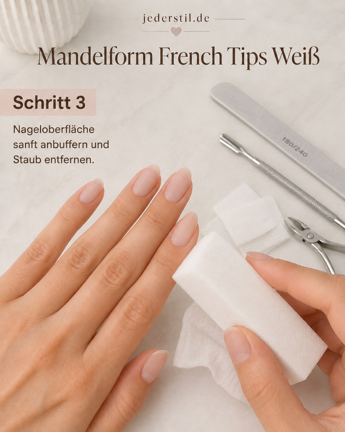 Nageloberfläche wird vor den weißen French Tips sanft angebufft und von Staub befreit