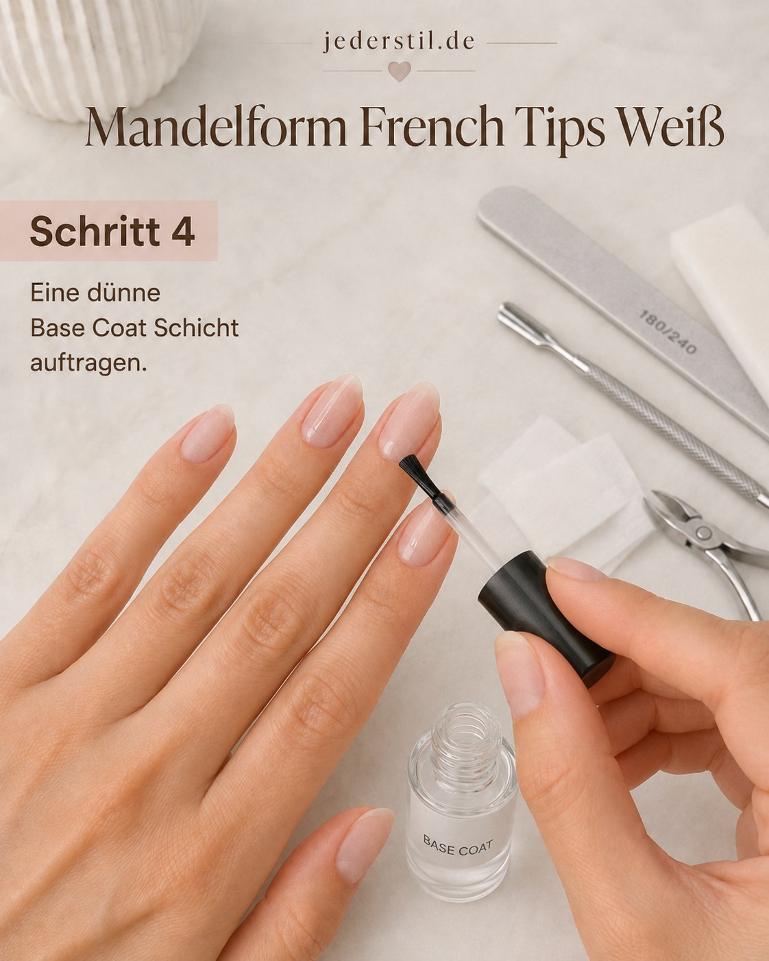 Dünne Base Coat Schicht wird als Grundlage für Mandelform French Tips Weiß aufgetragen