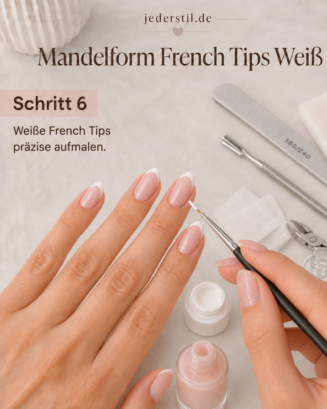 Weiße French Tips werden präzise in Mandelform mit feinem Pinsel aufgemalt
