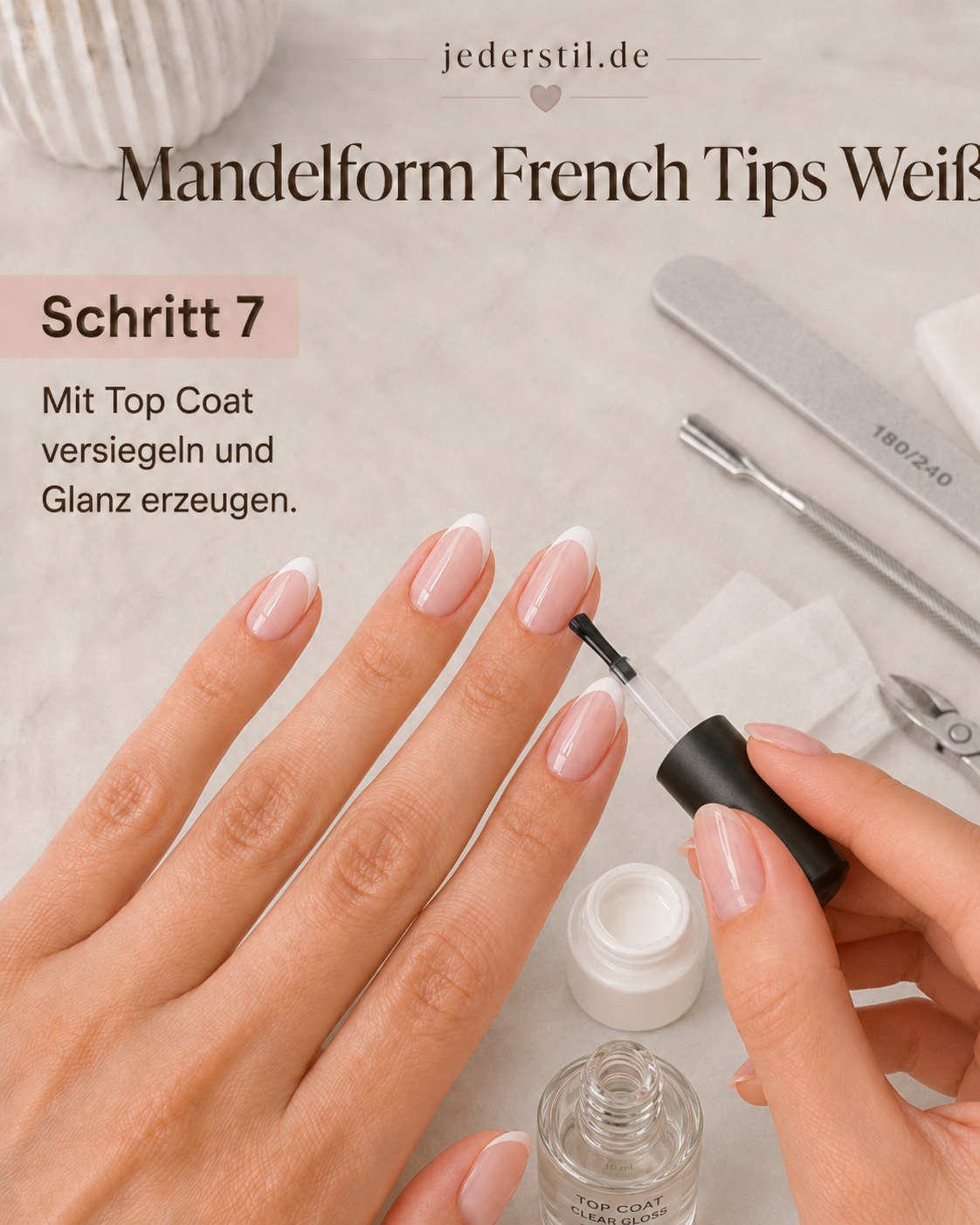 Top Coat versiegelt die weißen French Tips und sorgt für glänzende Mandelform Nägel