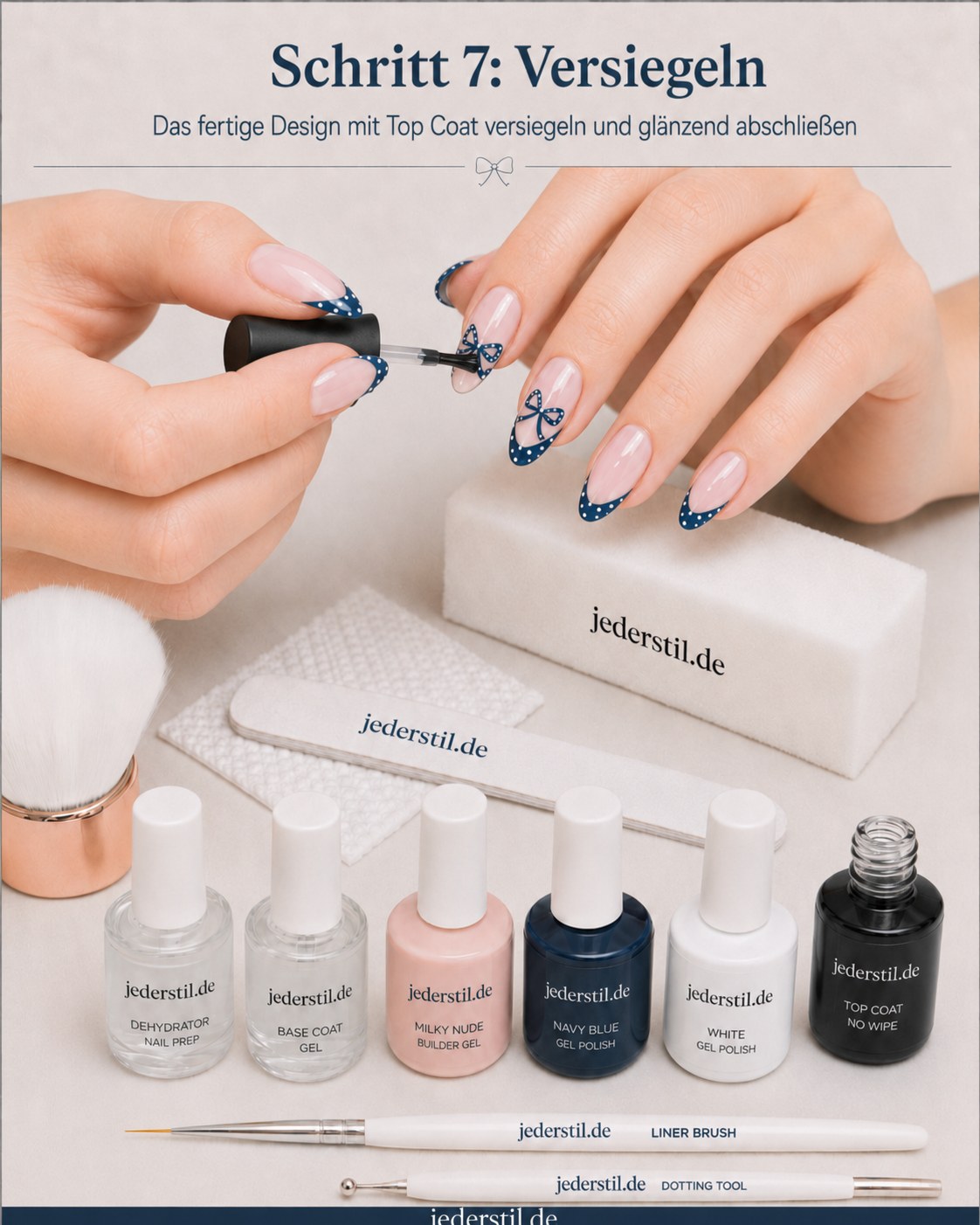 Fertiges marineblaues Seestern-Nageldesign mit Glanzfinish.